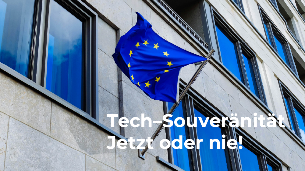 Eine wehende Europa-Flagge an einem Gebäude.